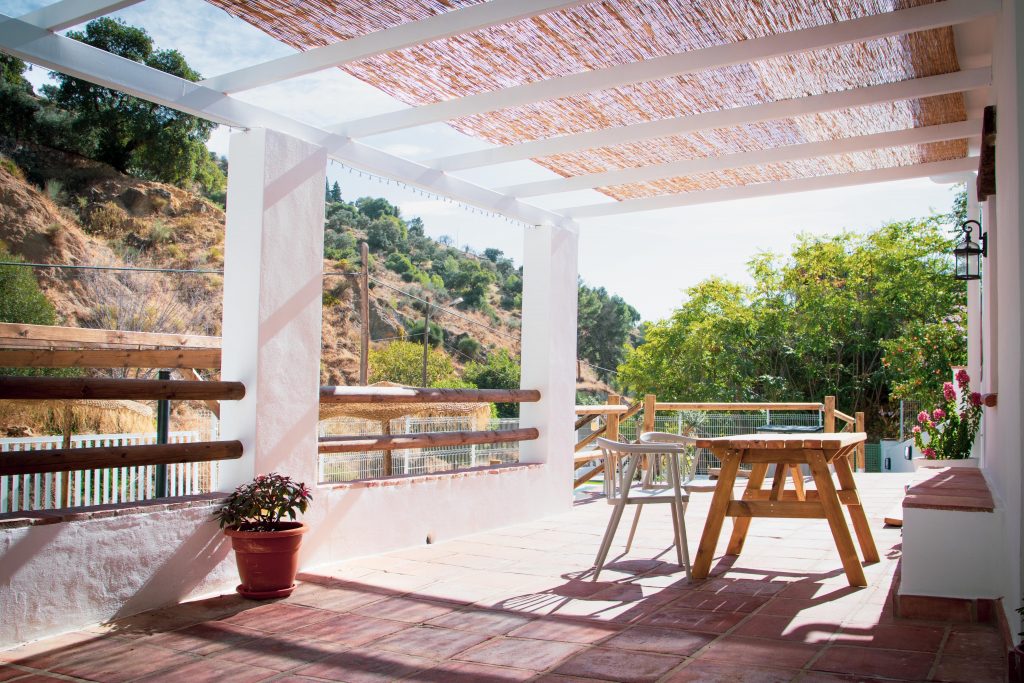 Terraza delantera casa el charcon