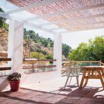 Terraza delantera casa el charcon